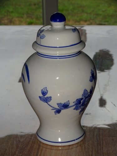 -JOLI POT COUVERT CERAMIQUE BLANC/BLEU XXe à décor d'oiseau bleu collection   D