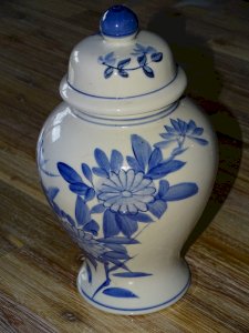 -JOLI POT COUVERT CERAMIQUE BLANC/BLEU XXe décor de fleurs bleues  collection  D