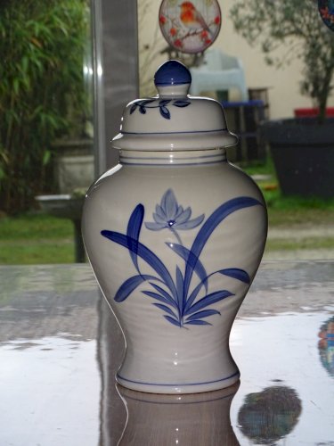 -JOLI POT COUVERT CERAMIQUE BLANC/BLEU XXe décor de fleurs bleues  collection  D