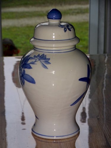 -JOLI POT COUVERT CERAMIQUE BLANC/BLEU XXe décor de fleurs bleues  collection  D