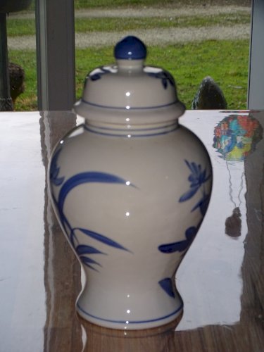 -JOLI POT COUVERT CERAMIQUE BLANC/BLEU XXe décor de fleurs bleues  collection  D