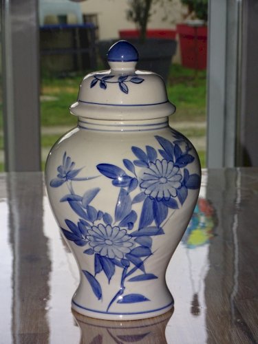 -JOLI POT COUVERT CERAMIQUE BLANC/BLEU XXe décor de fleurs bleues  collection  D