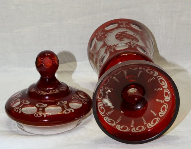-JOLI POT COUVERT CRISTAL DE BOHEME ROUGE COLLECTION POT A BONBONS VITRINE    D