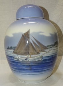 - JOLI POT COUVERT URNE PORCELAINE ROYAL COPENHAGEN à décor de VOILIER   D