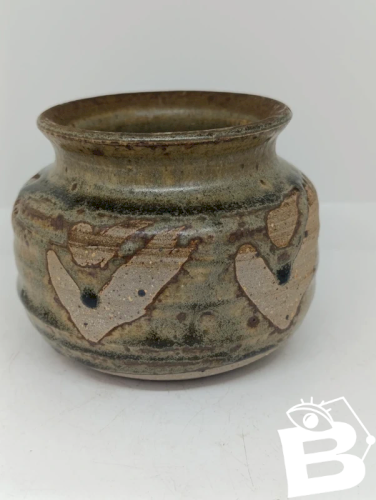 joli pot en gres signature à identifier dans le style la borne en borne