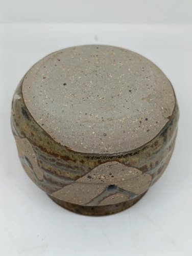 joli pot en gres signature à identifier dans le style la borne en borne