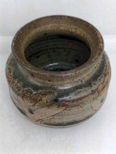 joli pot en gres signature à identifier dans le style la borne en borne