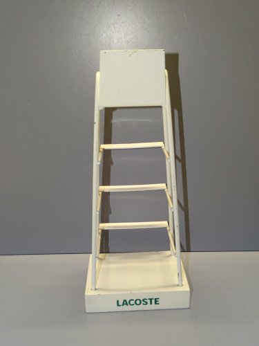 -JOLI PRESENTOIR LACOSTE POUR MONTRE BRACELET ou AUTRE METAL et BOIS