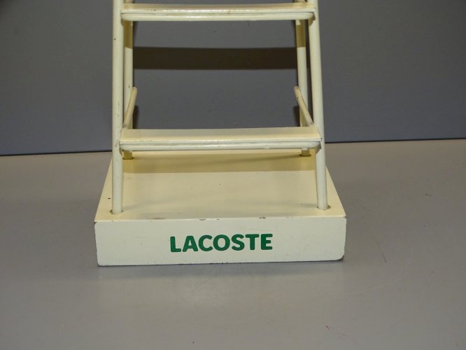 -JOLI PRESENTOIR LACOSTE POUR MONTRE BRACELET ou AUTRE METAL et BOIS