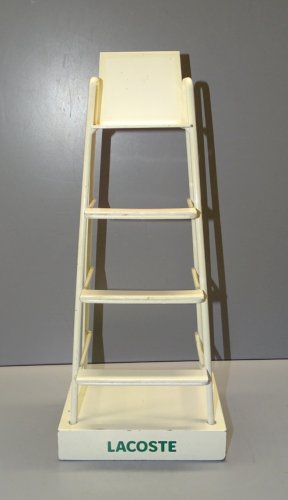 -JOLI PRESENTOIR LACOSTE POUR MONTRE BRACELET ou AUTRE METAL et BOIS