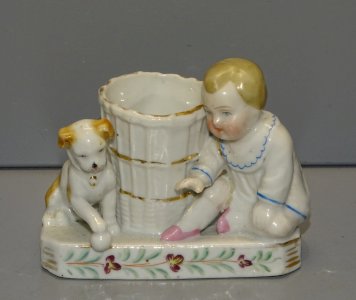 -JOLI PYROGENE PORTE ALLUMETTES PORCELAINE ENFANT & CHIEN AUTOUR D'UN PANIER   D