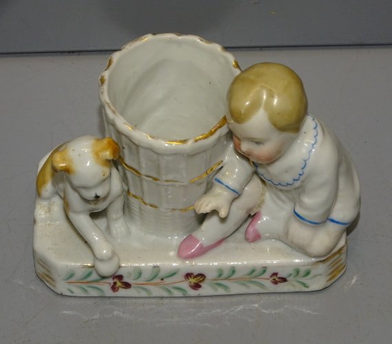 -JOLI PYROGENE PORTE ALLUMETTES PORCELAINE ENFANT & CHIEN AUTOUR D'UN PANIER   D
