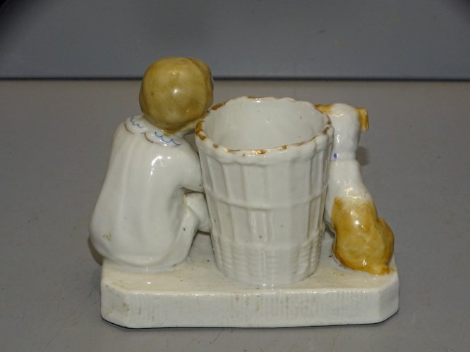 -JOLI PYROGENE PORTE ALLUMETTES PORCELAINE ENFANT & CHIEN AUTOUR D'UN PANIER   D