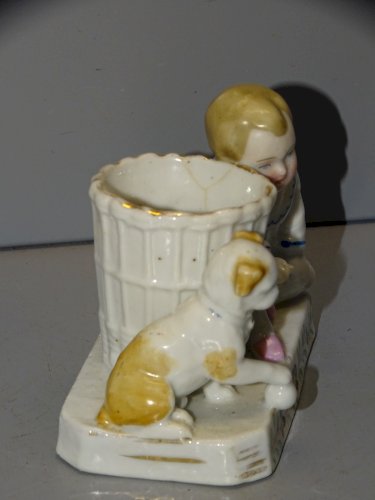 -JOLI PYROGENE PORTE ALLUMETTES PORCELAINE ENFANT & CHIEN AUTOUR D'UN PANIER   D