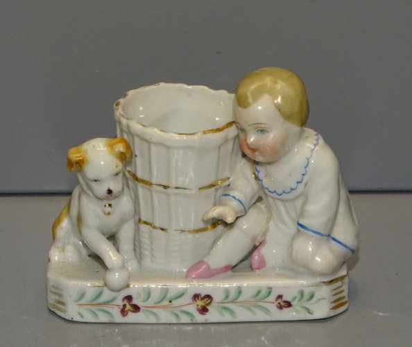 -JOLI PYROGENE PORTE ALLUMETTES PORCELAINE ENFANT & CHIEN AUTOUR D'UN PANIER   D