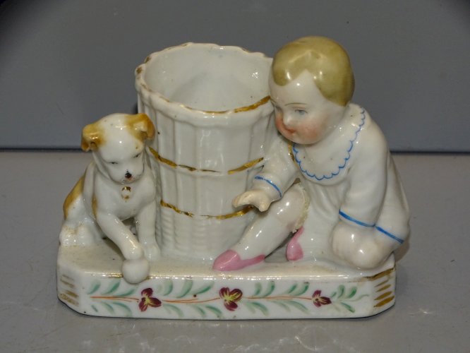 -JOLI PYROGENE PORTE ALLUMETTES PORCELAINE ENFANT & CHIEN AUTOUR D'UN PANIER   D
