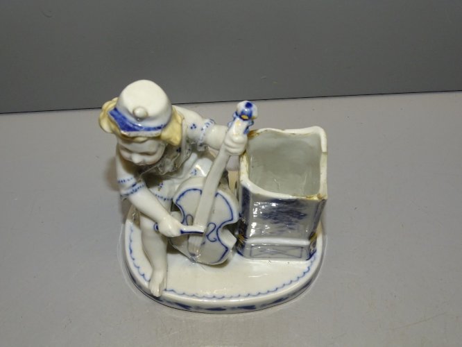 -JOLI PYROGENE PORTE ALLUMETTES PORCELAINE ENFANT JOUANT du VIOLON Accidenté   D