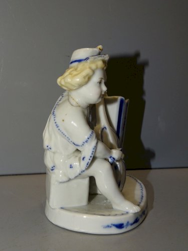 -JOLI PYROGENE PORTE ALLUMETTES PORCELAINE ENFANT JOUANT du VIOLON Accidenté   D