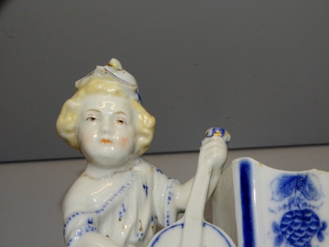 -JOLI PYROGENE PORTE ALLUMETTES PORCELAINE ENFANT JOUANT du VIOLON Accidenté   D