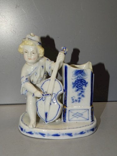 -JOLI PYROGENE PORTE ALLUMETTES PORCELAINE ENFANT JOUANT du VIOLON Accidenté   D
