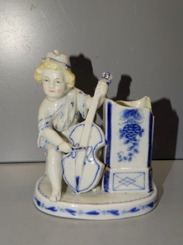 -JOLI PYROGENE PORTE ALLUMETTES PORCELAINE ENFANT JOUANT du VIOLON Accidenté   D