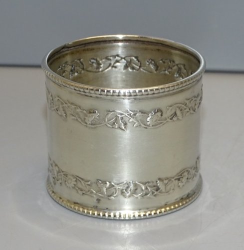 -JOLI ROND DE SERVIETTE ARGENT poinçon MINERVE décor repoussé 2 GUIRLANDES D