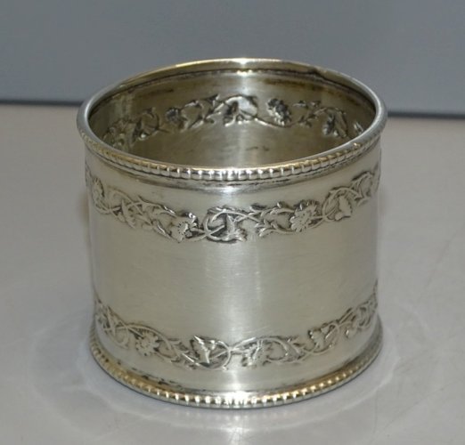 -JOLI ROND DE SERVIETTE ARGENT poinçon MINERVE décor repoussé 2 GUIRLANDES D