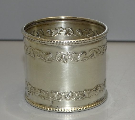 -JOLI ROND DE SERVIETTE ARGENT poinçon MINERVE décor repoussé 2 GUIRLANDES D
