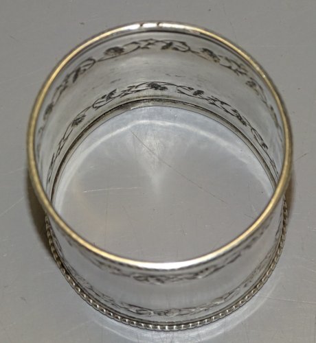 -JOLI ROND DE SERVIETTE ARGENT poinçon MINERVE décor repoussé 2 GUIRLANDES D