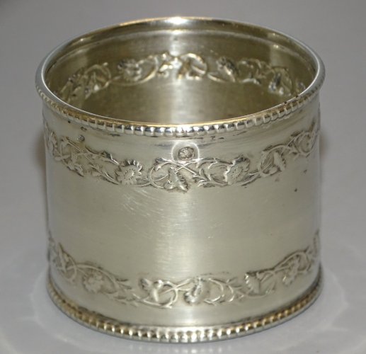 -JOLI ROND DE SERVIETTE ARGENT poinçon MINERVE décor repoussé 2 GUIRLANDES D