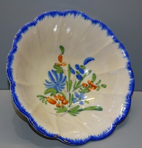 -JOLI SALADIER CERAMIQUE XIXe FLEURS BLEUES ORANGEES AU FOND BORD PEIGNE BLEU  D