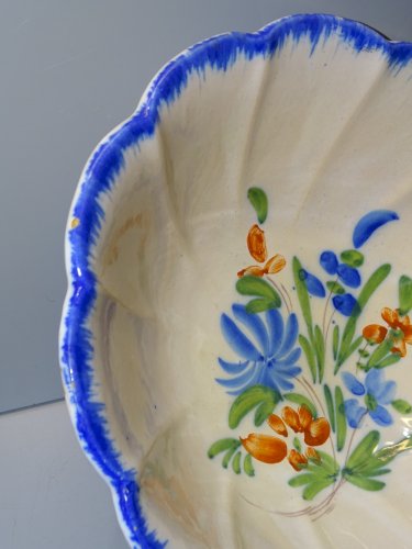 -JOLI SALADIER CERAMIQUE XIXe FLEURS BLEUES ORANGEES AU FOND BORD PEIGNE BLEU  D