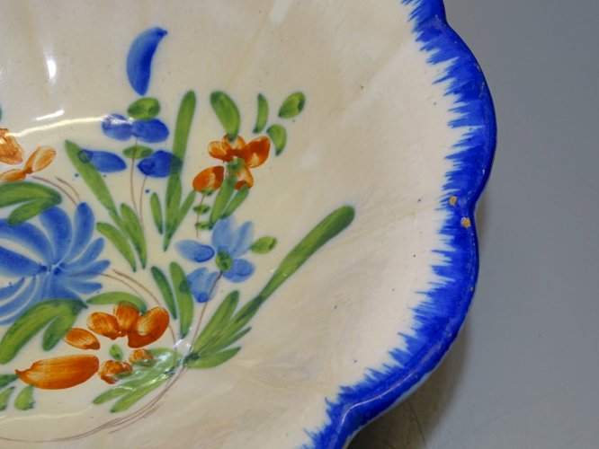 -JOLI SALADIER CERAMIQUE XIXe FLEURS BLEUES ORANGEES AU FOND BORD PEIGNE BLEU  D