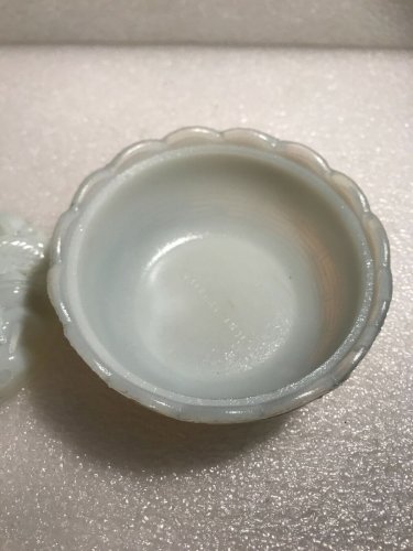 Joli sucrier pot couvert drageoir en verre moulé décor de cerises opaline