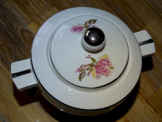-JOLI SUCRIER POT COUVERT PORCELAINE ART DECO ROSES couleur ROSE liseré ARGENT D