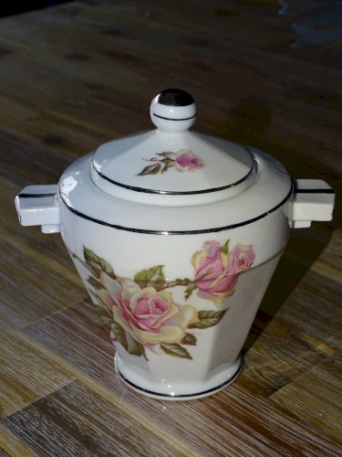 -JOLI SUCRIER POT COUVERT PORCELAINE ART DECO ROSES couleur ROSE liseré ARGENT D