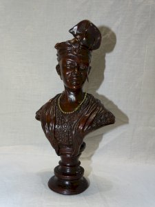 - JOLI SUJET EN RESINE BUSTE de FEMME GUADELOUPEENNE   Datée 1994 GUADELOUPE   D