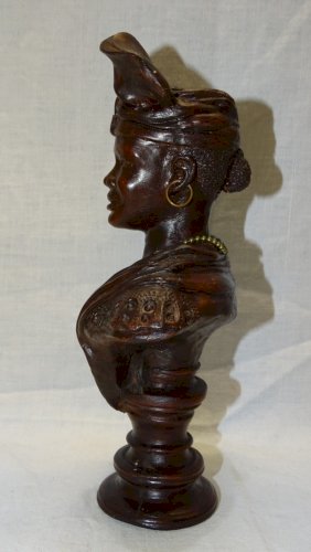 - JOLI SUJET EN RESINE BUSTE de FEMME GUADELOUPEENNE   Datée 1994 GUADELOUPE   D