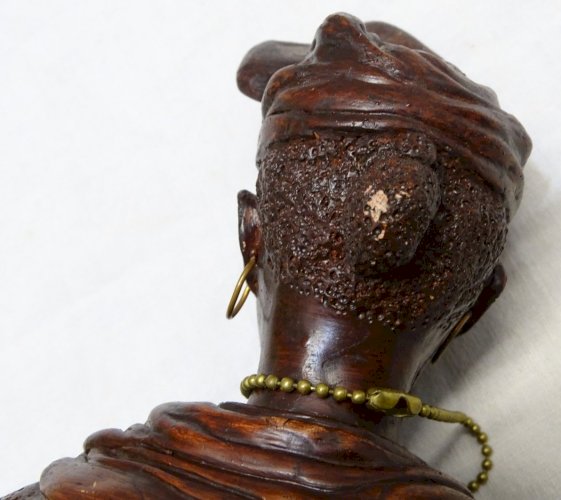 - JOLI SUJET EN RESINE BUSTE de FEMME GUADELOUPEENNE   Datée 1994 GUADELOUPE   D
