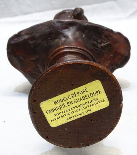 - JOLI SUJET EN RESINE BUSTE de FEMME GUADELOUPEENNE   Datée 1994 GUADELOUPE   D