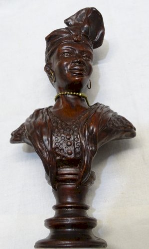 - JOLI SUJET EN RESINE BUSTE de FEMME GUADELOUPEENNE   Datée 1994 GUADELOUPE   D
