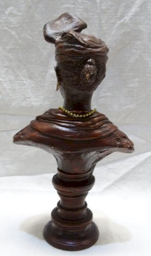 - JOLI SUJET EN RESINE BUSTE de FEMME GUADELOUPEENNE   Datée 1994 GUADELOUPE   D