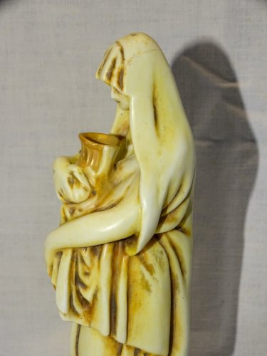 -JOLI SUJET PORCELAINE CAPODIMONTE début XXe FEMME A L'AMPHORE COLLECTION   D