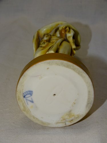 -JOLI SUJET PORCELAINE CAPODIMONTE début XXe FEMME A L'AMPHORE COLLECTION   D