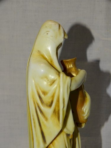 -JOLI SUJET PORCELAINE CAPODIMONTE début XXe FEMME A L'AMPHORE COLLECTION   D