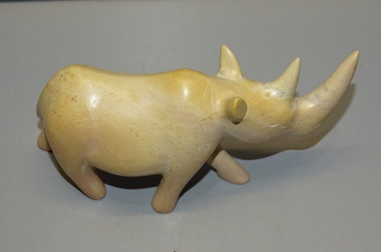 -JOLI SUJET RHINOCEROS en PIERRE sans marque apparente OBJET de VITRINE déco   D
