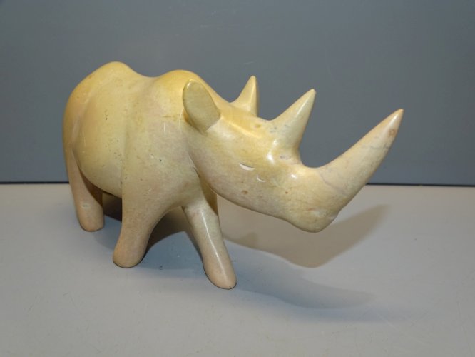 -JOLI SUJET RHINOCEROS en PIERRE sans marque apparente OBJET de VITRINE déco   D