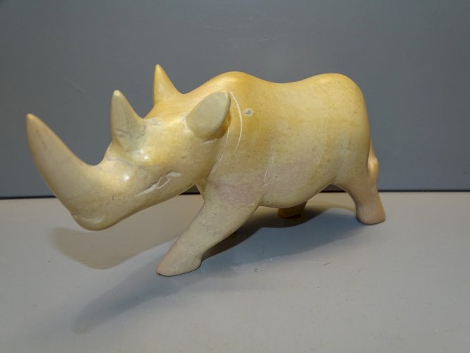 -JOLI SUJET RHINOCEROS en PIERRE sans marque apparente OBJET de VITRINE déco   D