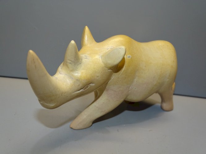 -JOLI SUJET RHINOCEROS en PIERRE sans marque apparente OBJET de VITRINE déco   D