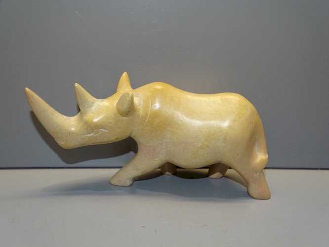 -JOLI SUJET RHINOCEROS en PIERRE sans marque apparente OBJET de VITRINE déco   D
